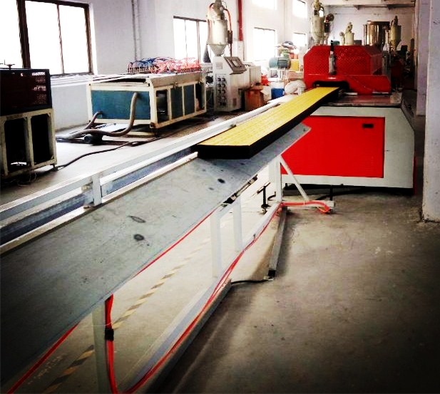 海洋养殖防滑板生产线,400mm塑胶踏板生产设备