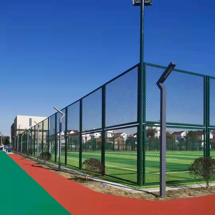 江苏体育场围网低碳钢丝浸塑勾花网运动足球护栏网