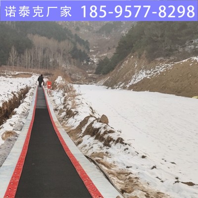 滑雪场魔毯同时输送游客爬坡 不用排队等候随上随走 诺泰克